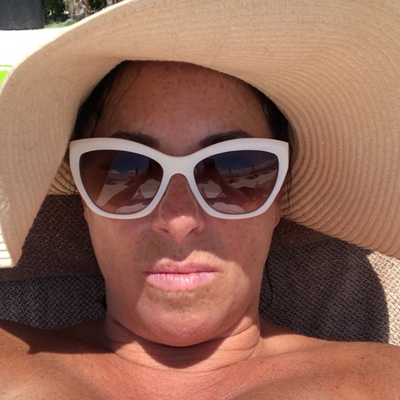 Meet your Posher, Joan - Picture 3 of 6